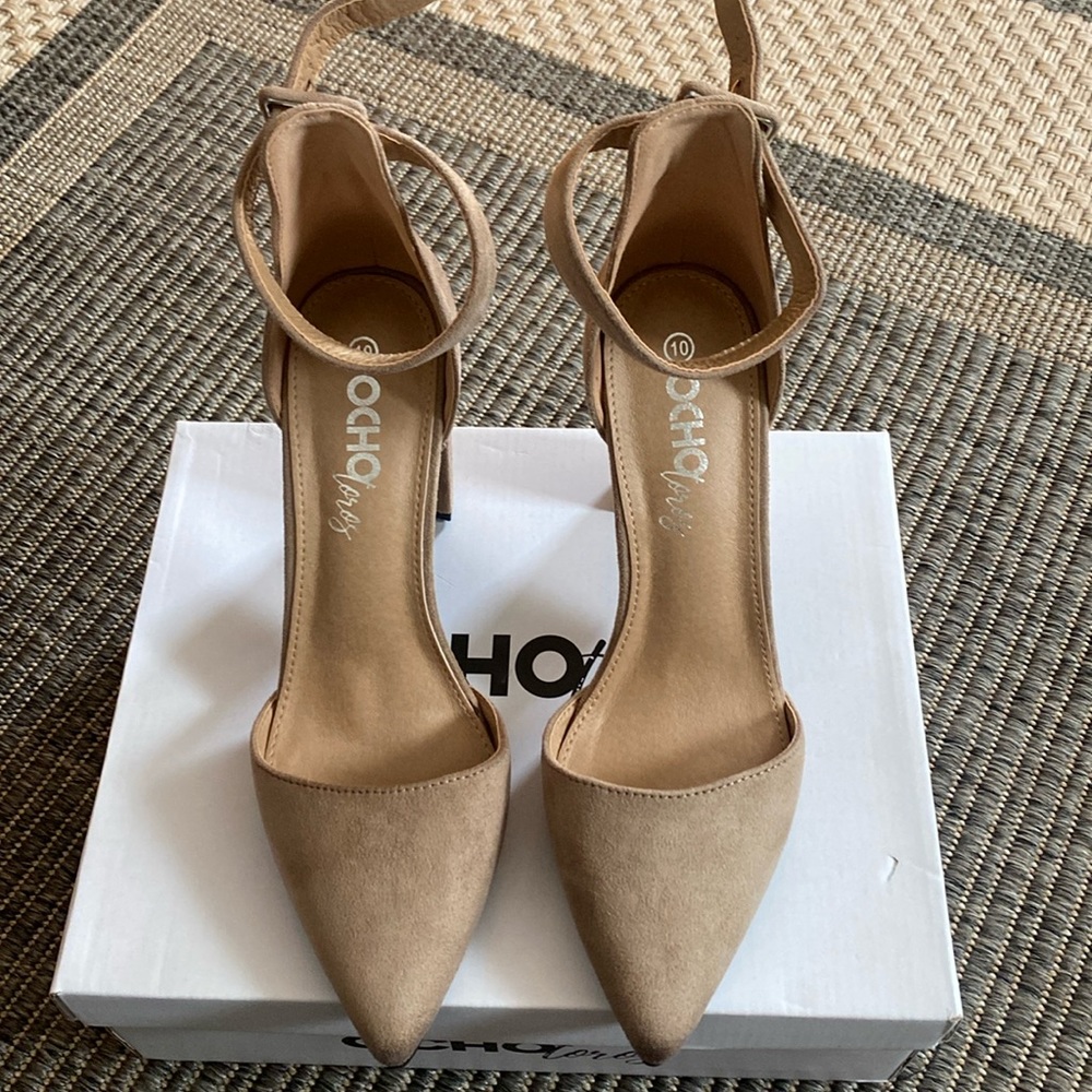 Ocho Toros faux suede pointed heel size 10 in taupe